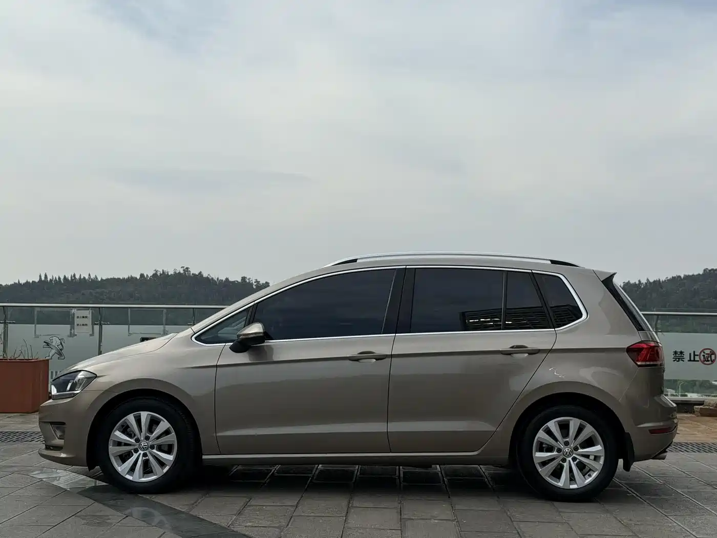 Volkswagen Golf Sportsvan 2016 230TSI Automatic Progressive фото 8
