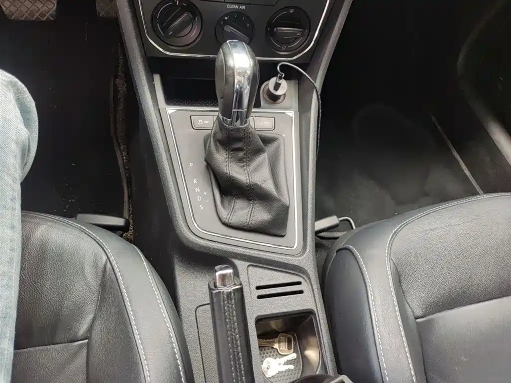 Volkswagen Lavida 2015 1.6L Automatic Comfort Edition фото 7
