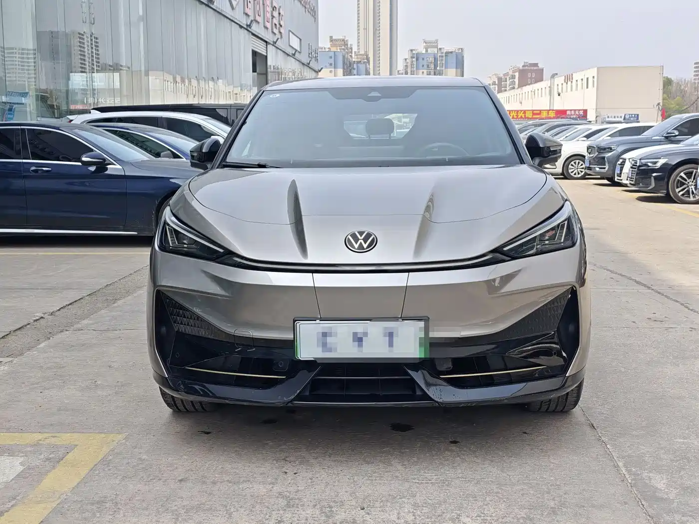 VOLKSWAGEN WITH THE CROWD 06