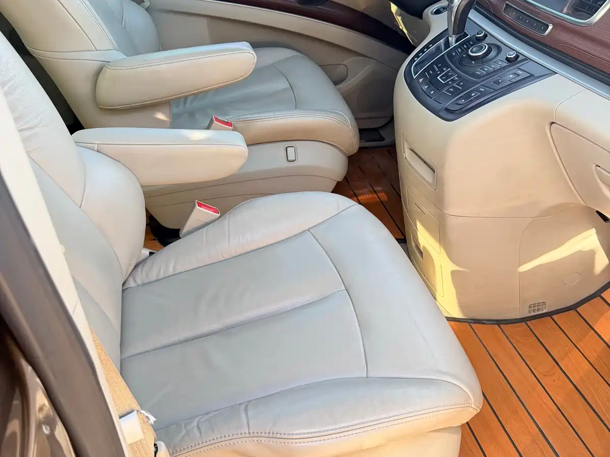Buick GL8 2015 2.4L Luxury Business Exclusive Edition фото 14