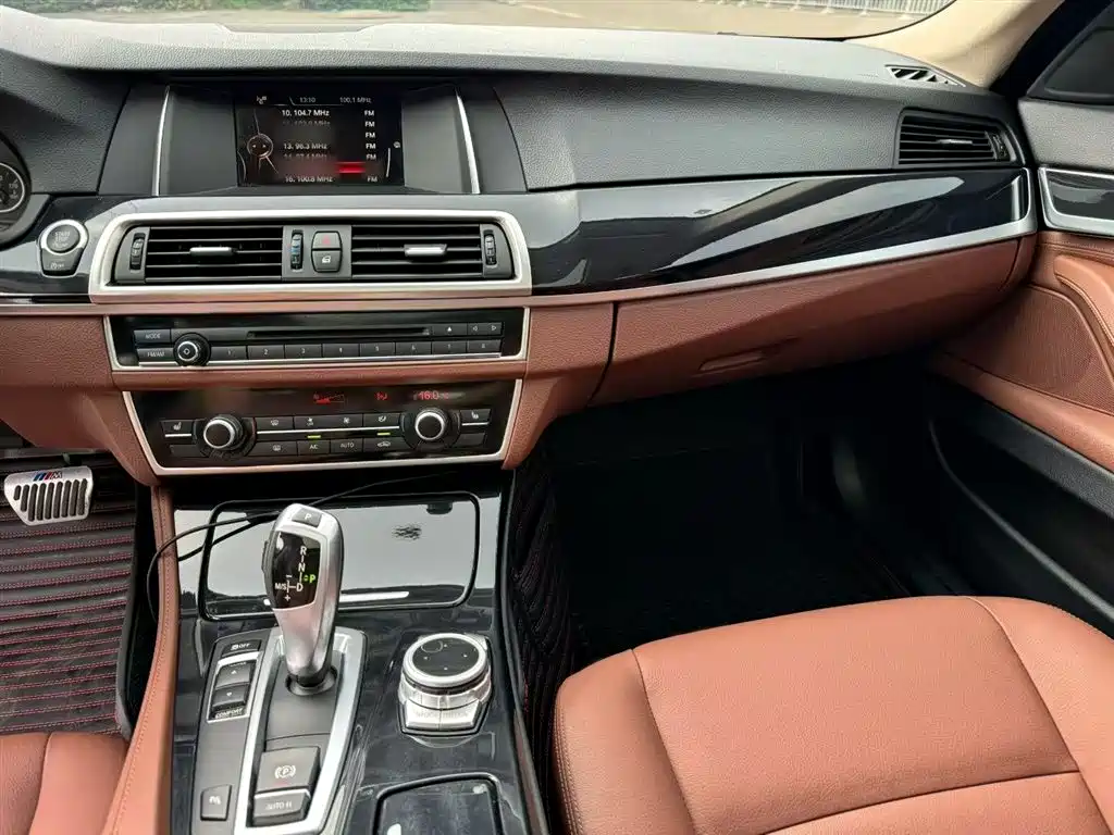 BMW 5 Series 2017 520Li Classic Edition фото 25
