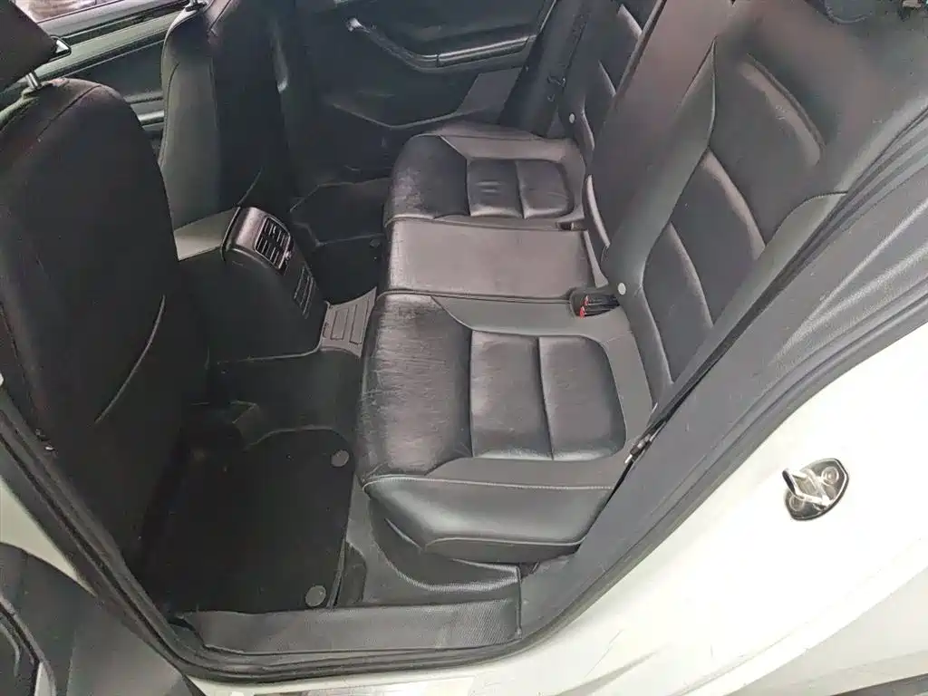 Volkswagen Sagitar 2015 1.6L Automatic Comfort фото 15