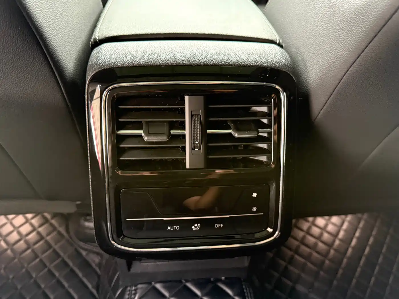 Volkswagen Passat 2023 330TSI Starlight Luxury Edition фото 10