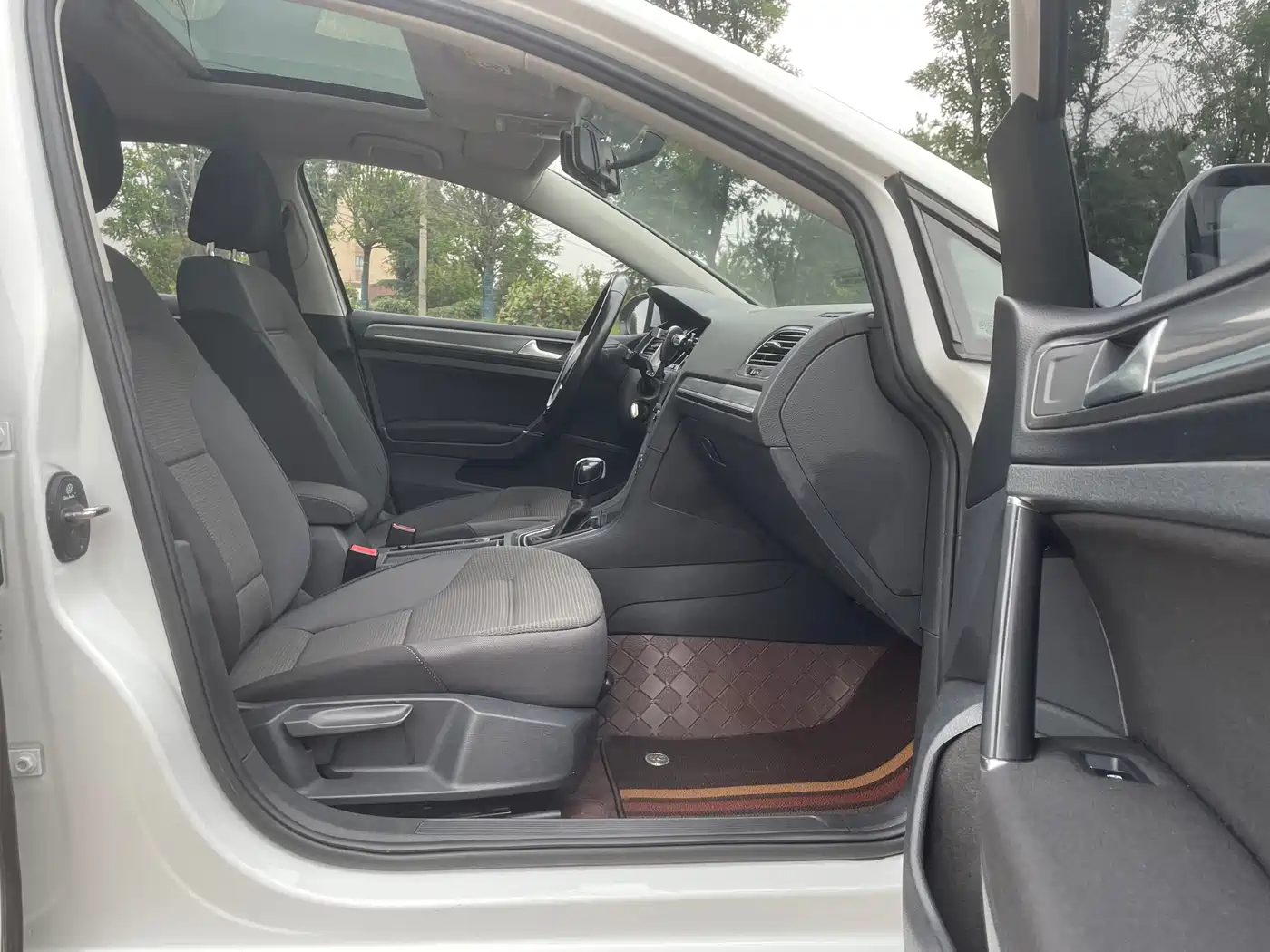 Volkswagen Golf 2016 1.6L Automatic Comfort фото 10