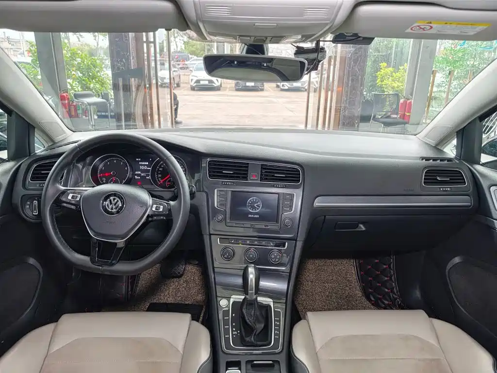 Volkswagen Golf 2017 230TSI Auto Luxury Millionth Anniversary Edition фото 14