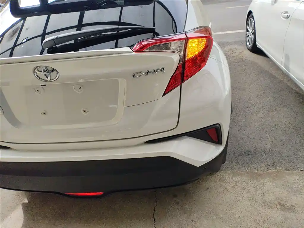 Toyota C-HR 2018 2.0L Leading Sunroof Edition V фото 24
