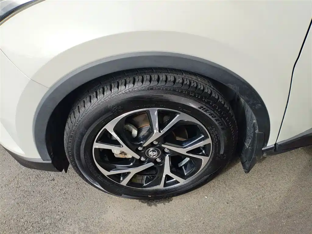 Toyota C-HR 2018 2.0L Leading Sunroof Edition V фото 25