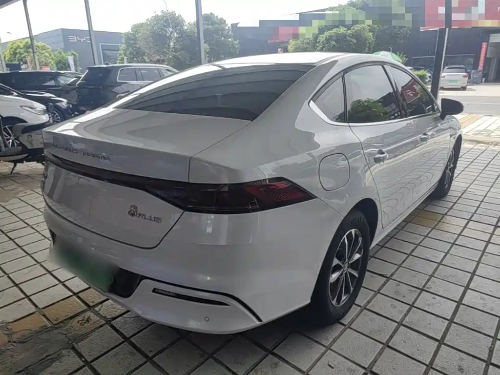 BYD Qin PLUS 2024 Glory Edition DM-i 55KM Leading фото 7