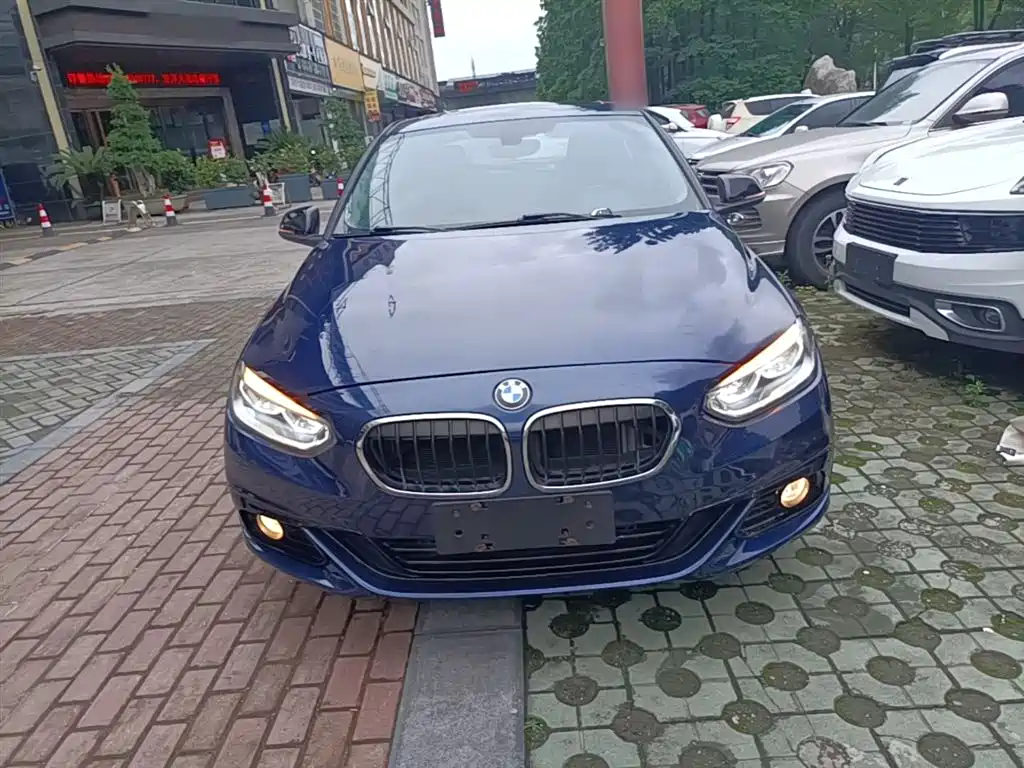 BMW 1 Series 2018 118i Sport Edition фото 3