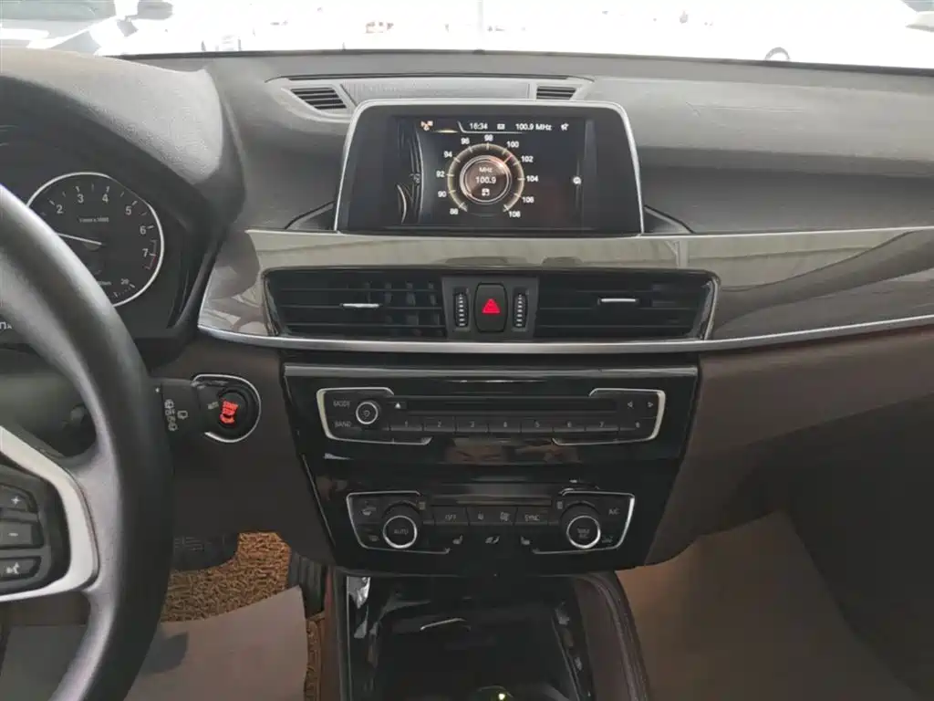 BMW X1 2016 sDrive18Li Luxury Model фото 13