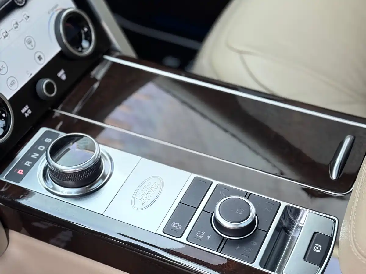 Land Rover Range Rover 2022 3.0 L6 360PS Golden Age Edition фото 12