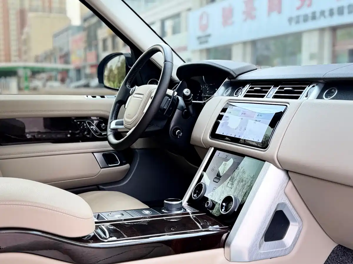 Land Rover Range Rover 2022 3.0 L6 360PS Golden Age Edition фото 18