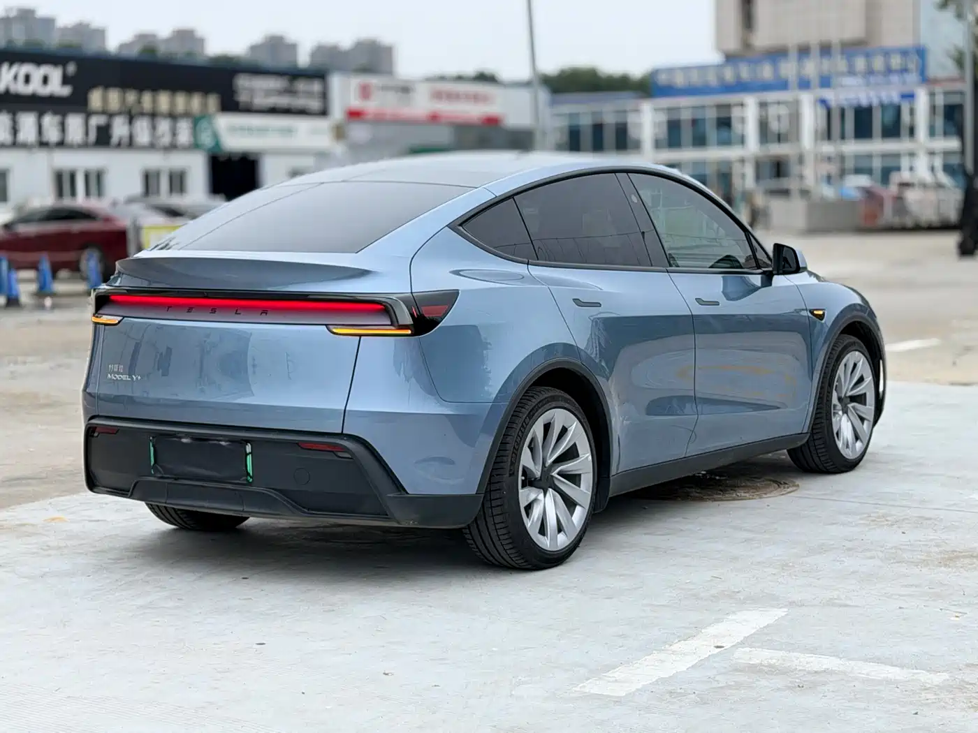 Tesla Model Y 2026 2025 Model Long Range All-Wheel Drive Launch Edition
