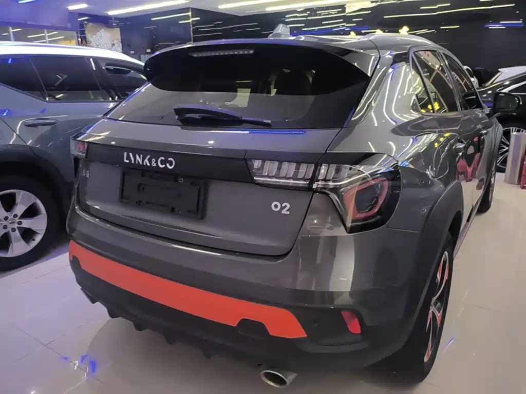 صورة 6 - Lynk & Co 02