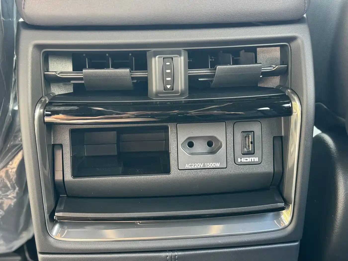 Toyota Alphard 2025 Hybrid 2.5L Ultimate Gold Edition фото 17