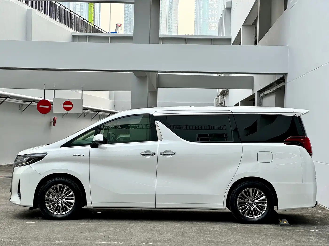 Toyota Alphard 2019 Hybrid 2.5L Premium Edition фото 18