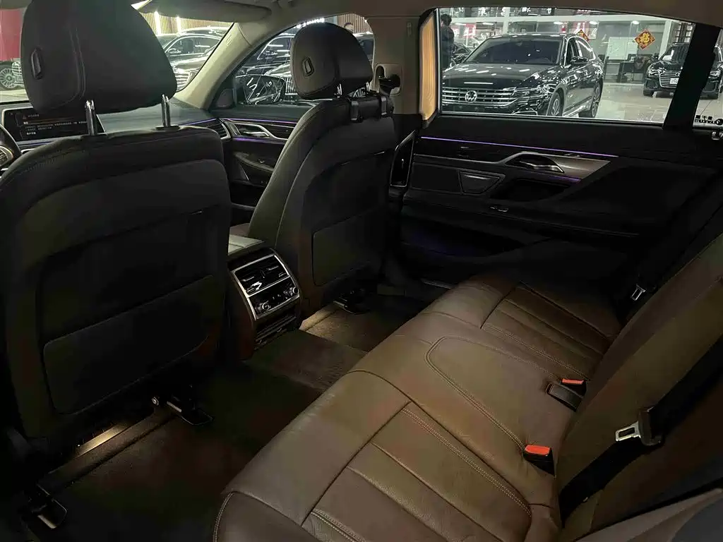 BMW 7 Series 2016 730Li Leading фото 5