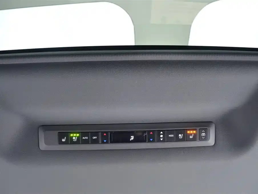 Toyota Granvia 2024 2.5L Hybrid Premium PLUS 4WD Edition фото 10