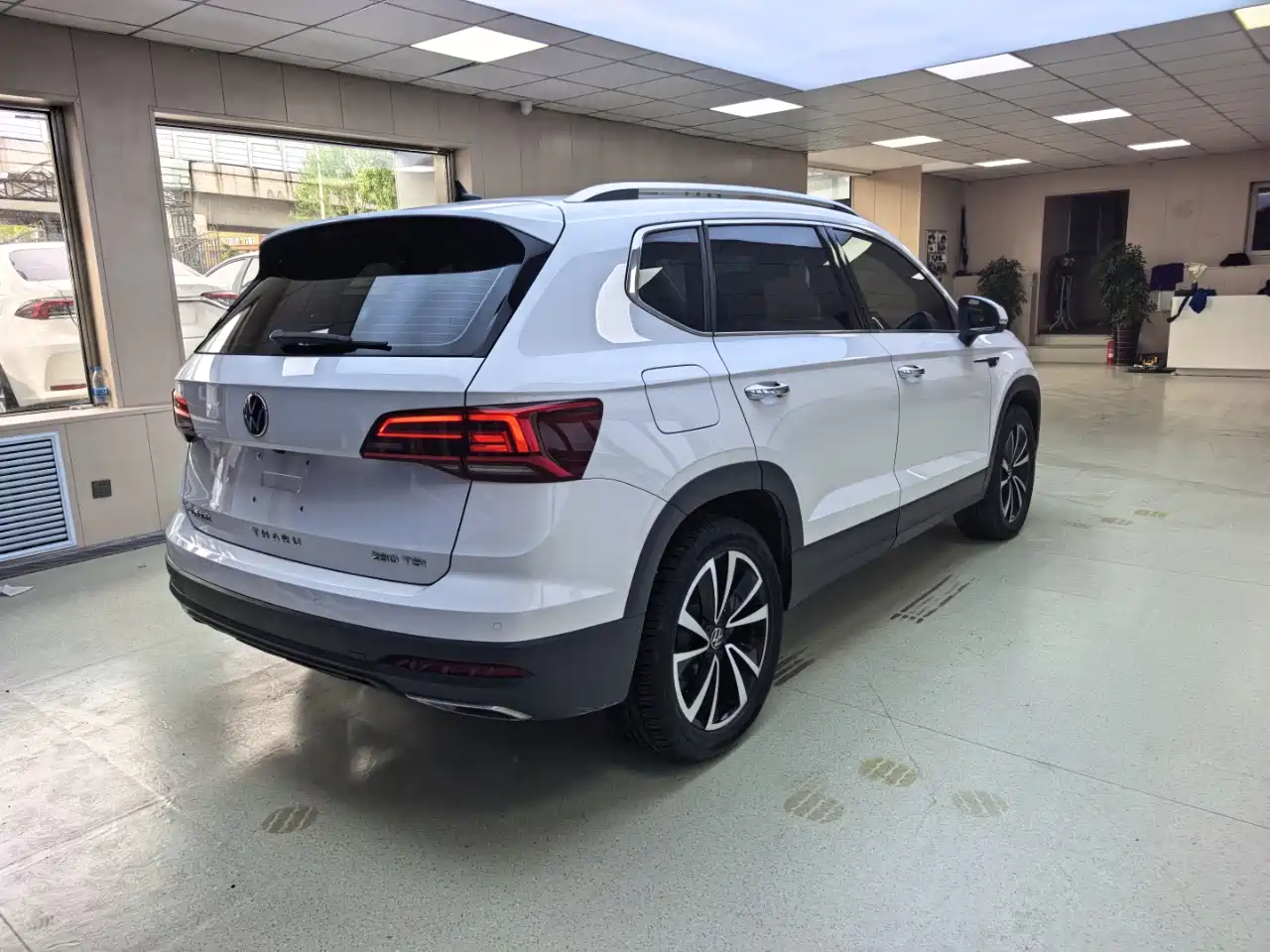 Volkswagen Tharu 2022 280TSI FWD Luxury Edition фото 6