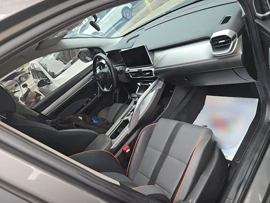 Фото 25 - Geely Coolray