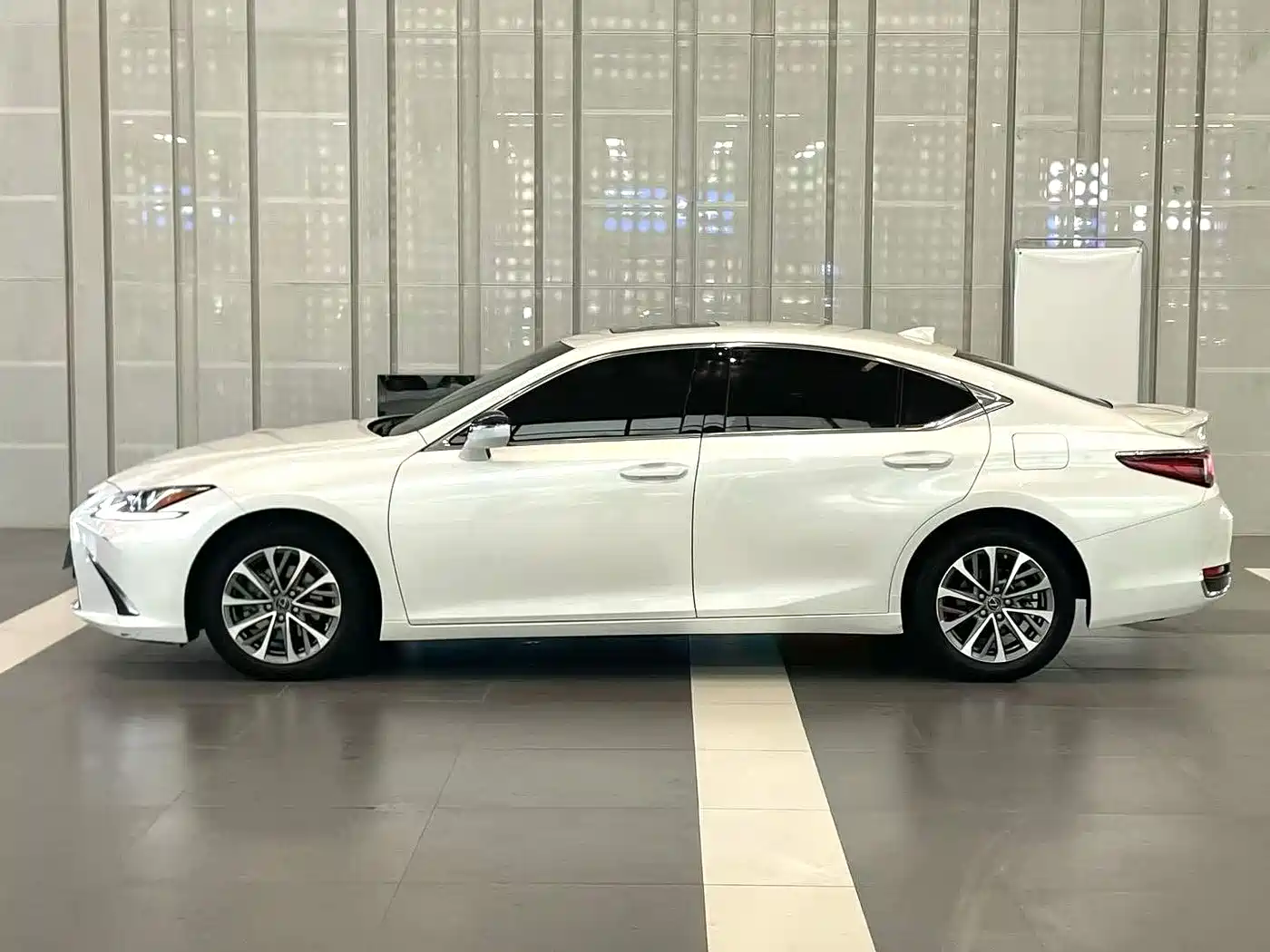 Lexus ES 2023 200 Excellence Edition фото 3