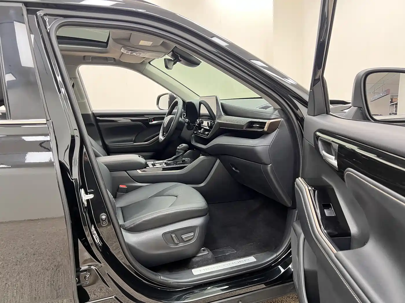 Toyota Highlander 2023 2.5L Smart Hybrid AWD Knight Edition 7-Seater фото 32
