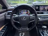 Photo 14 - Lexus ES