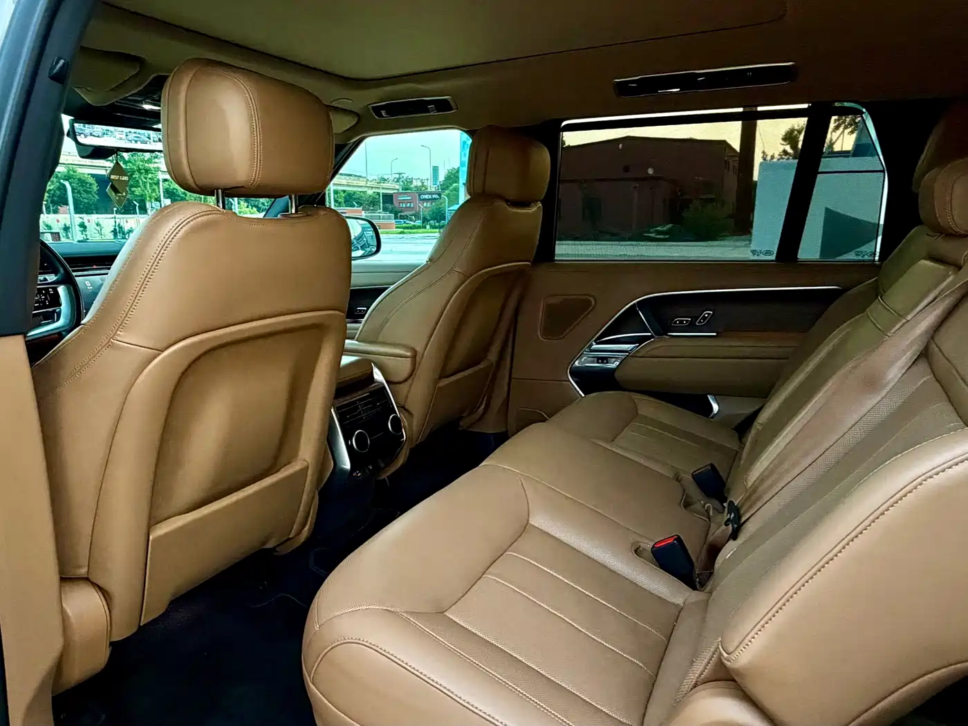 Land Rover Range Rover 2023 3.0 L6 400PS Golden Age 7-Seater Long Wheelbase фото 13