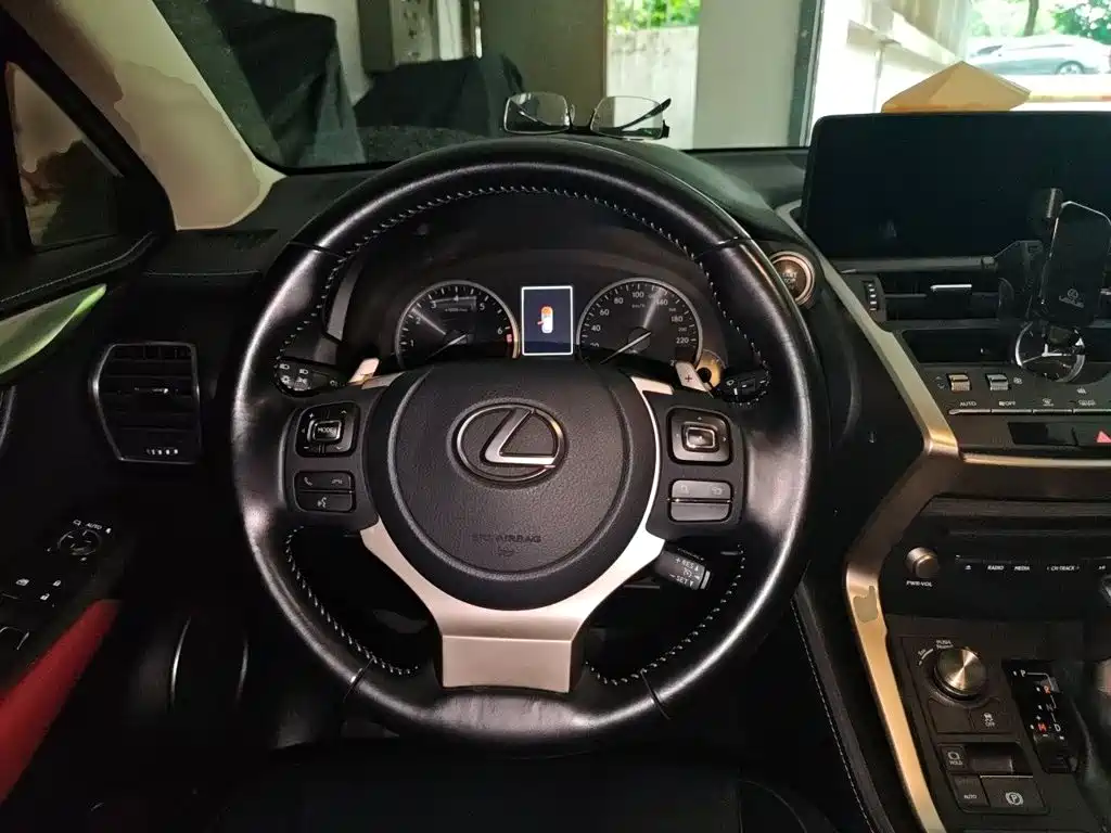 Фото 3 - Lexus NX