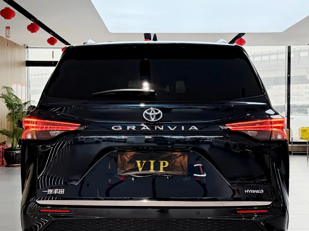 Toyota Granvia 2023 2.5L Hybrid Flagship VIP Edition фото 5