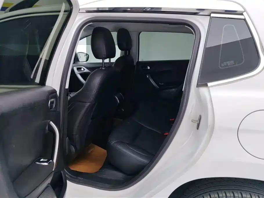 Peugeot 2008 2014 1.6L Automatic Fashion Edition фото 11
