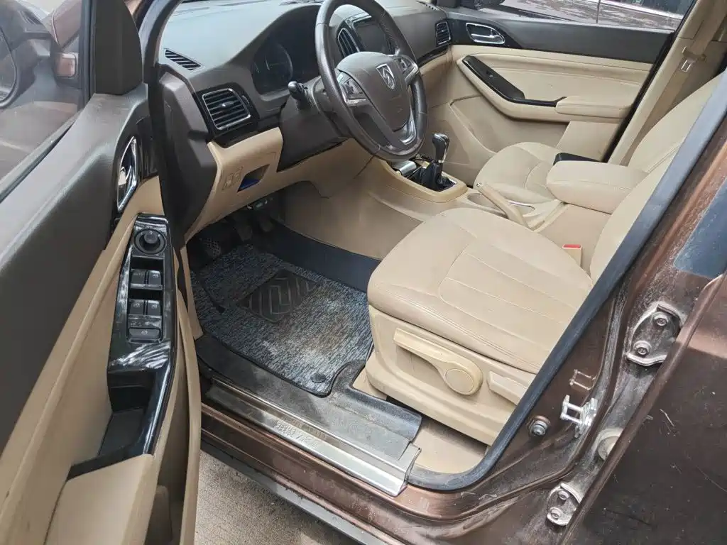 Baojun 730 2015 2014 1.5L Manual Luxury Navigation ESP Edition 7-Seater