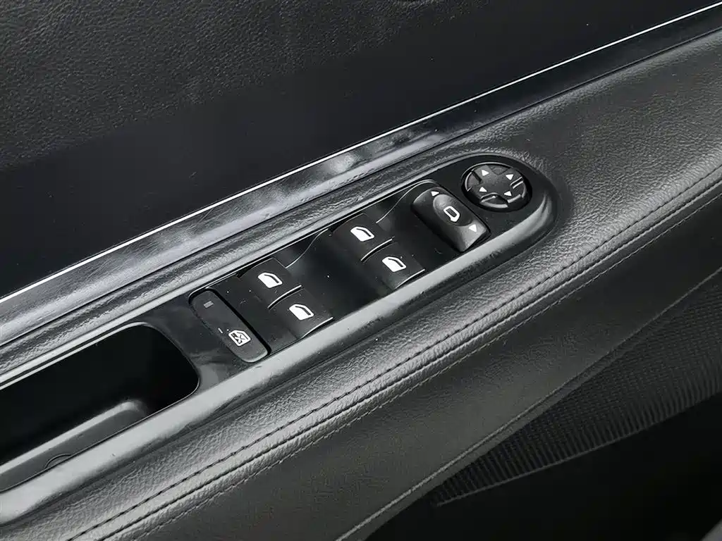 Peugeot 3008 2015 2.0L Automatic Classic Edition фото 9