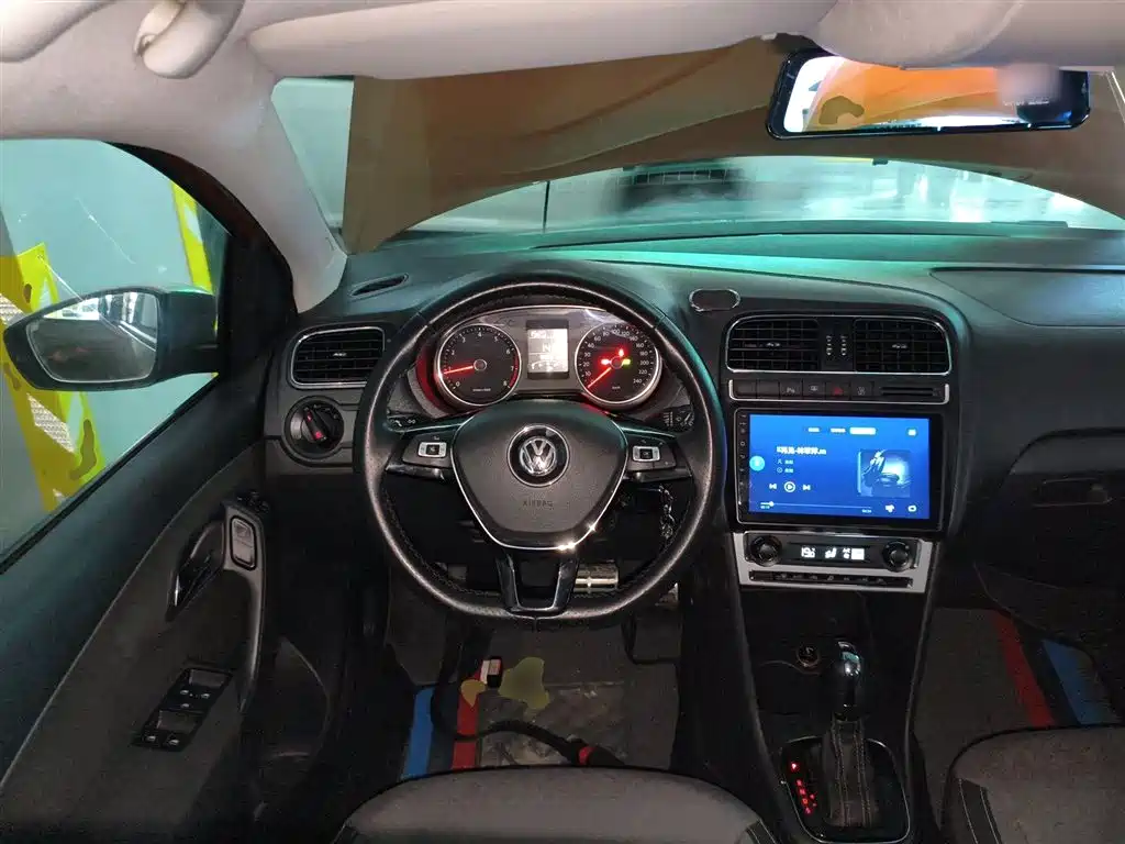 Volkswagen Polo 2014 1.6L Cross Polo Automatic фото 7