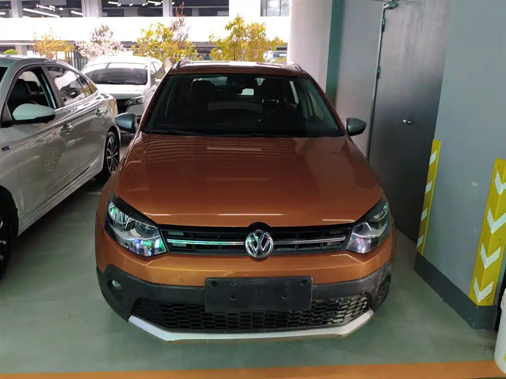 Volkswagen Polo 2014 1.6L Cross Polo Automatic фото 3