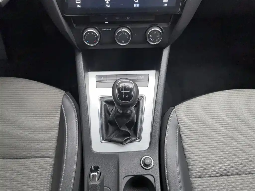 Škoda Octavia 2017 1.6L Manual ChuangXing фото 13