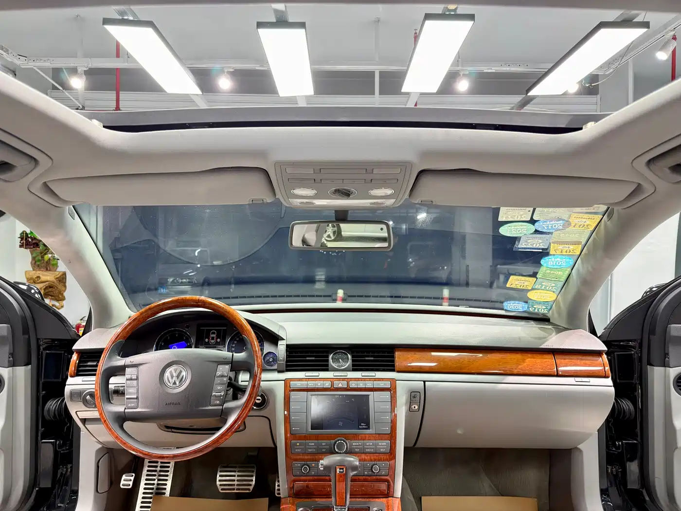 Volkswagen Phaeton 2007 Model 3.2L V6 5-Seat Base фото 14