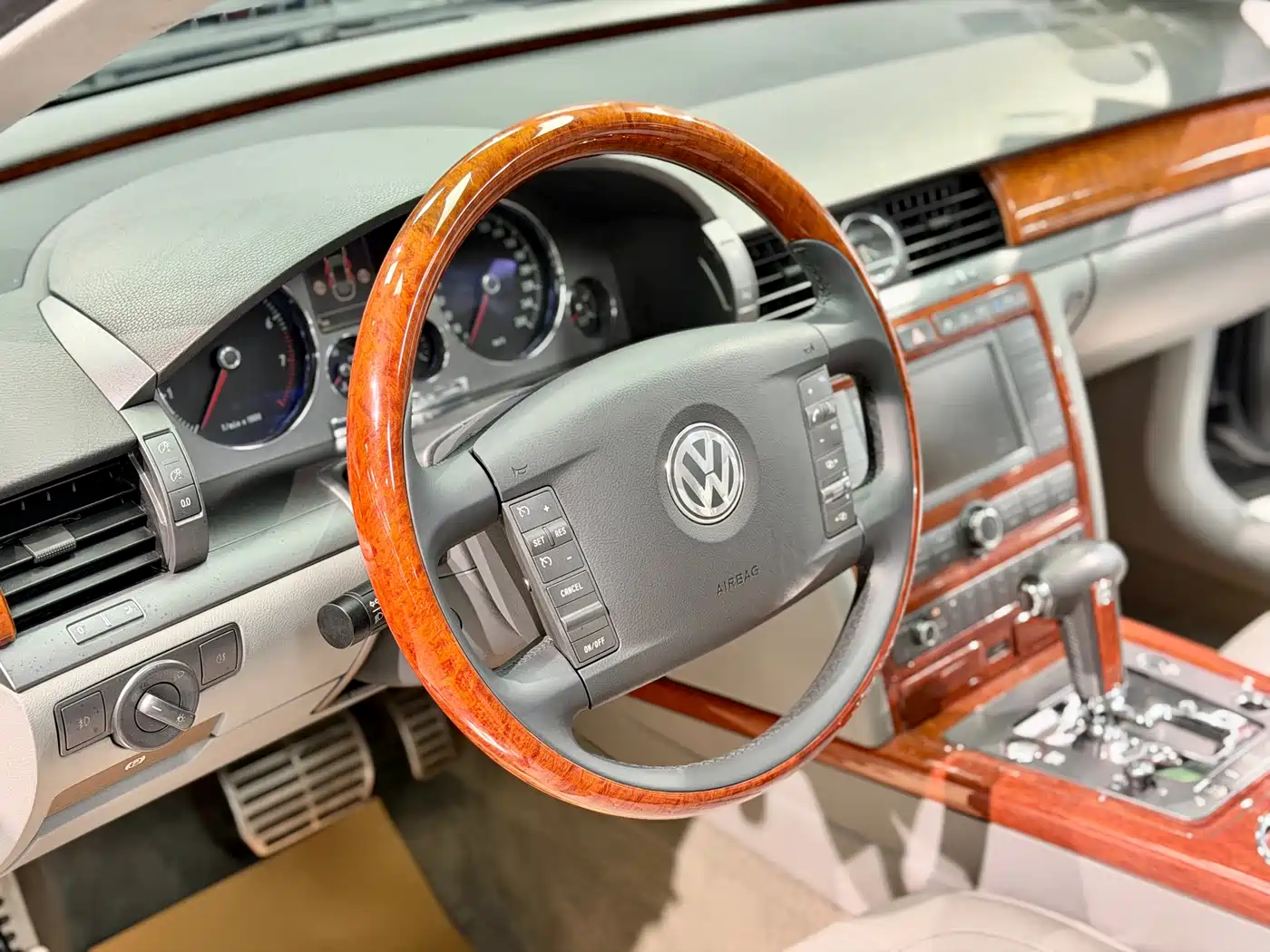 Volkswagen Phaeton 2007 Model 3.2L V6 5-Seat Base фото 10