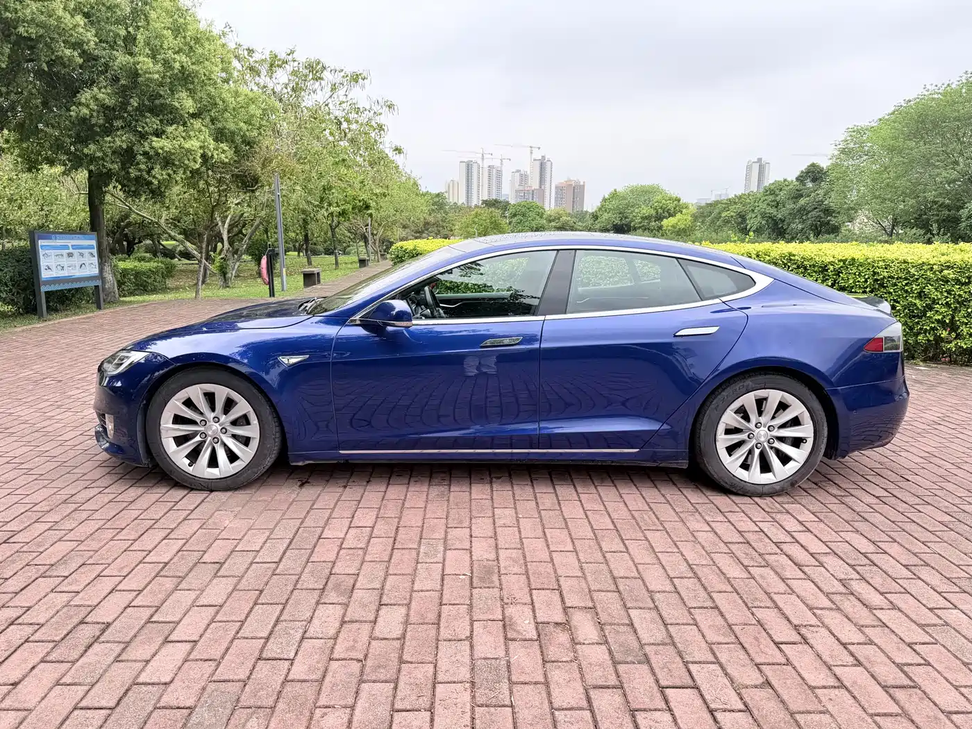 TESLA MODEL S