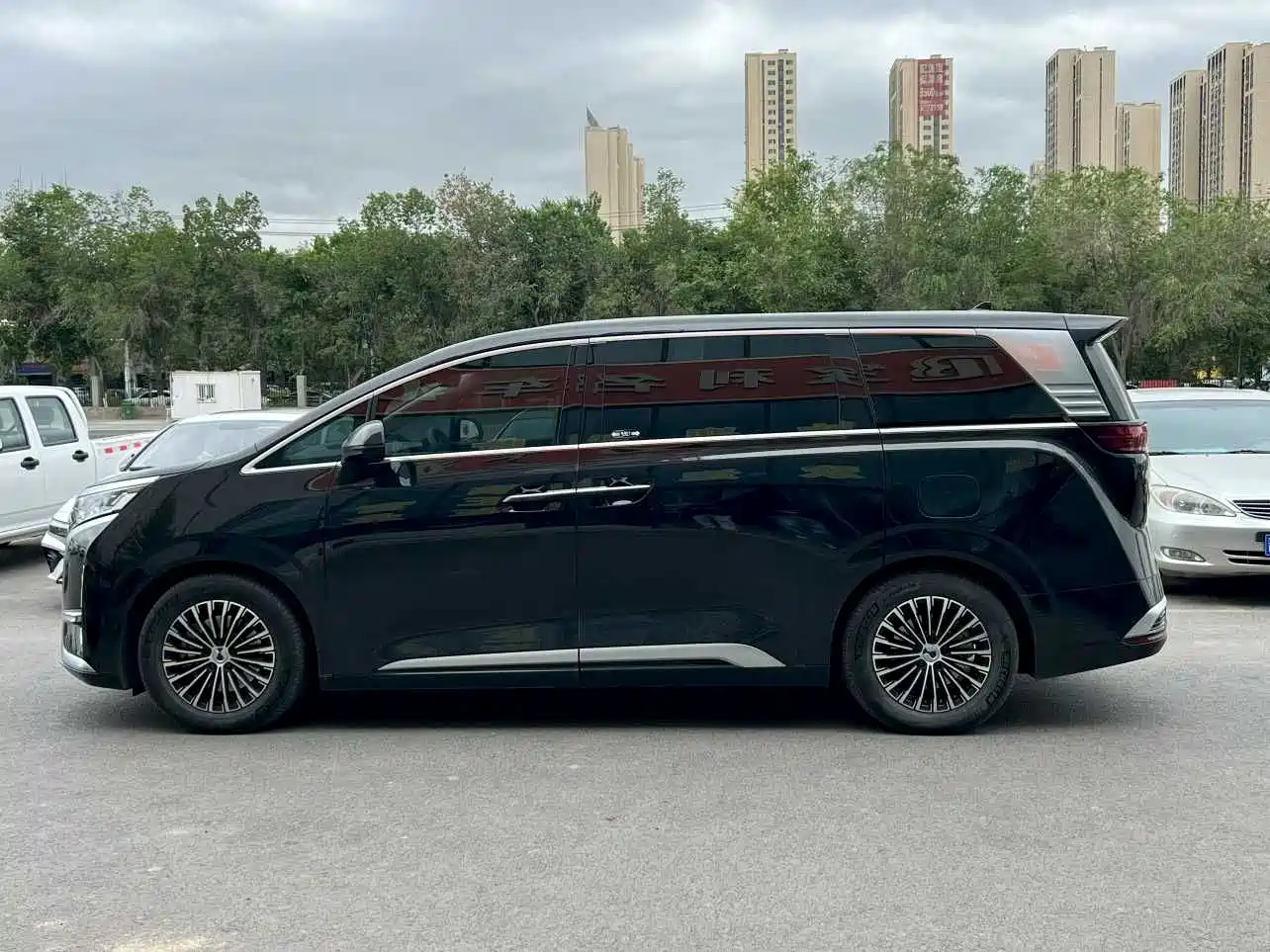 Denza D9 2022 DM-i 970 All-Wheel Drive Honor Edition фото 4