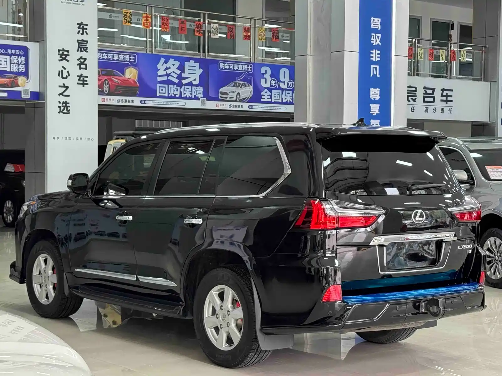 Фото 12 - Lexus LX