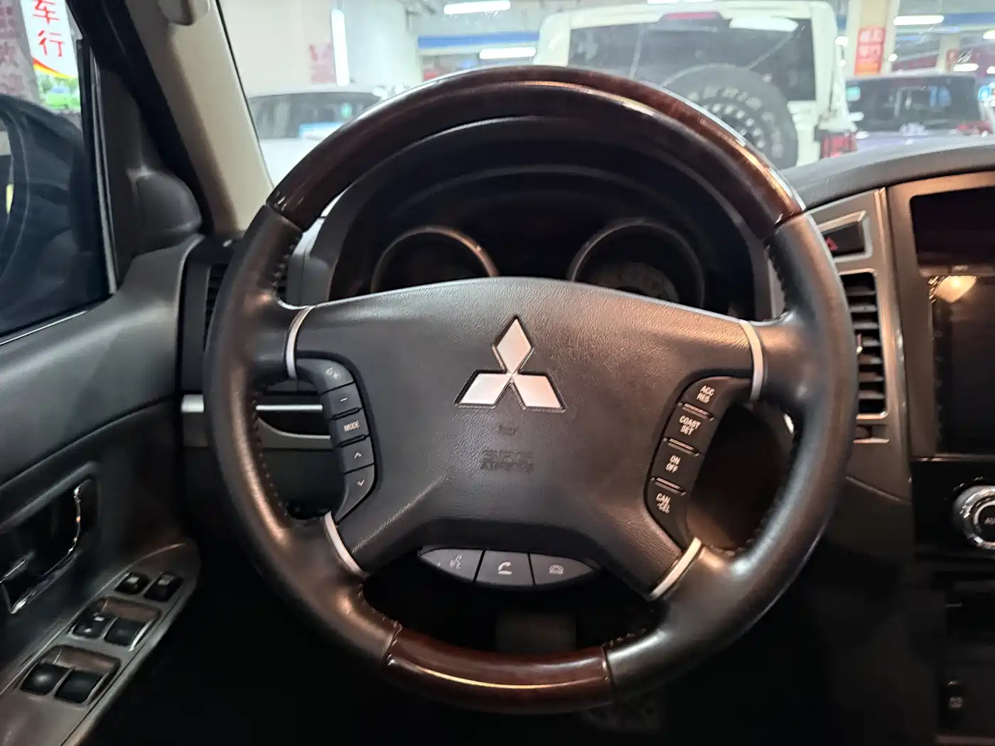 Mitsubishi Pajero (Import) 2020 3.0L Automatic Standard Edition фото 6