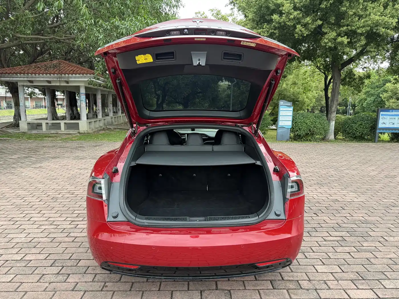 TESLA MODEL S