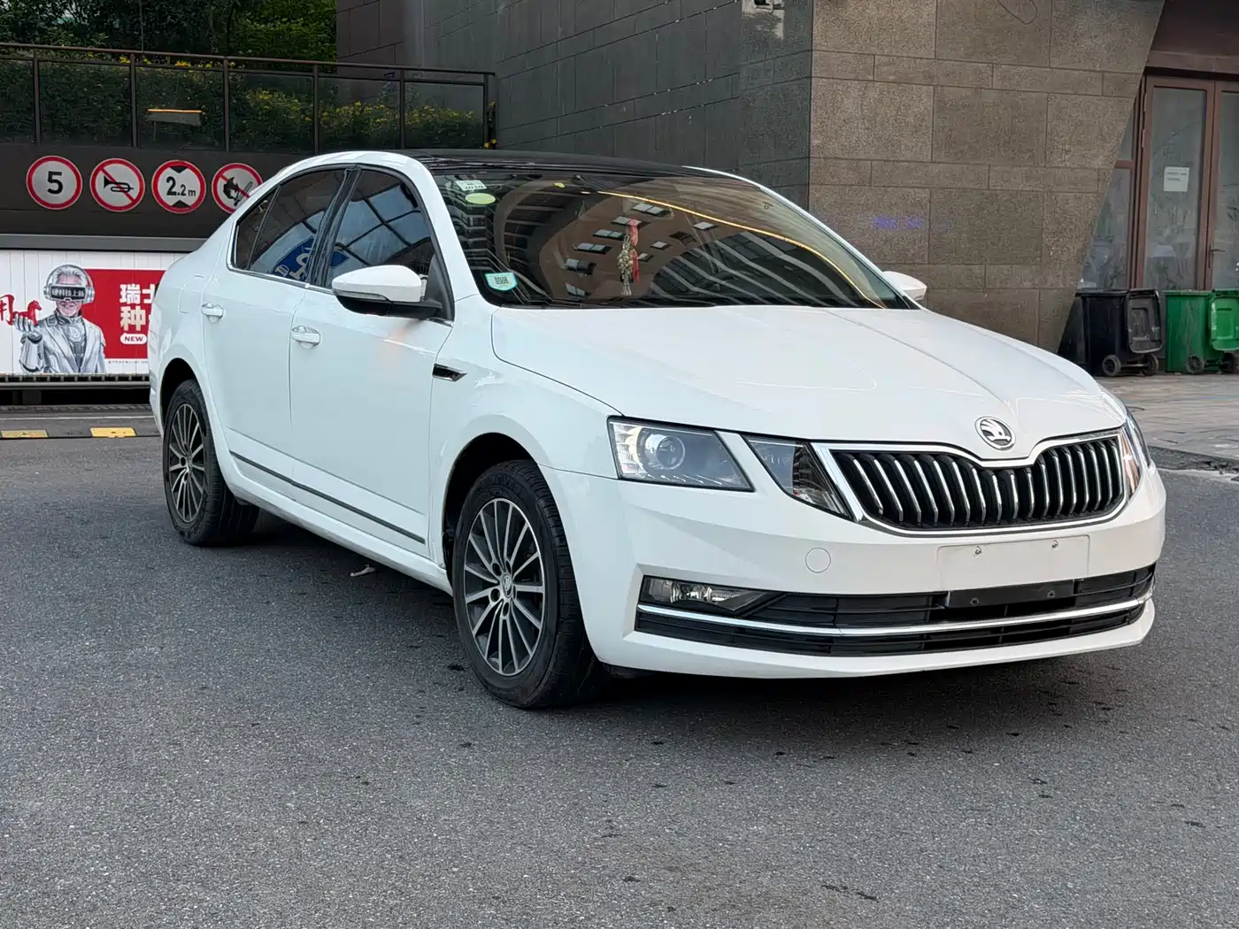 Škoda Octavia 2018 TSI230 DSG Luxury Edition фото 3