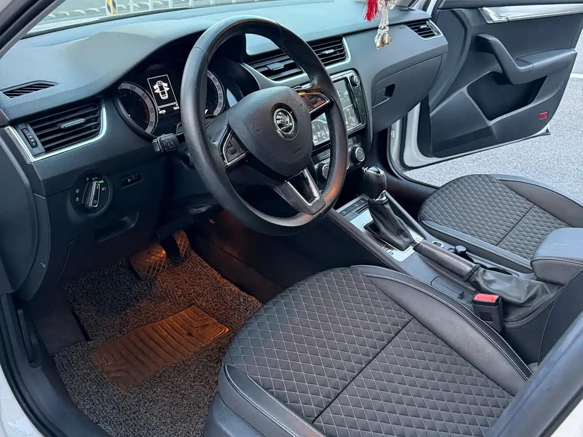 Škoda Octavia 2018 TSI230 DSG Luxury Edition фото 12