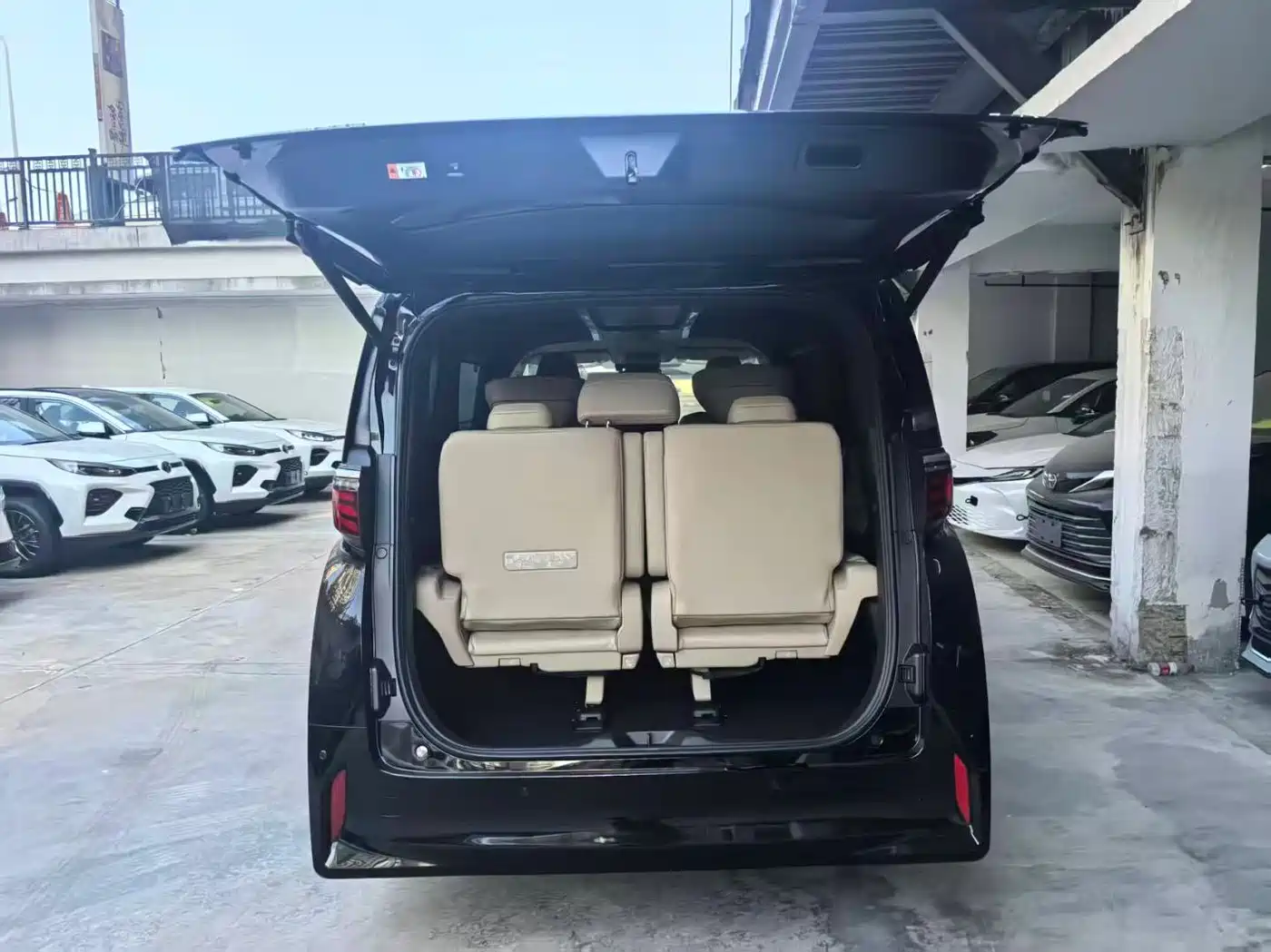 Toyota Alphard 2024 Hybrid 2.5L Ultimate Enjoyment Edition фото 6
