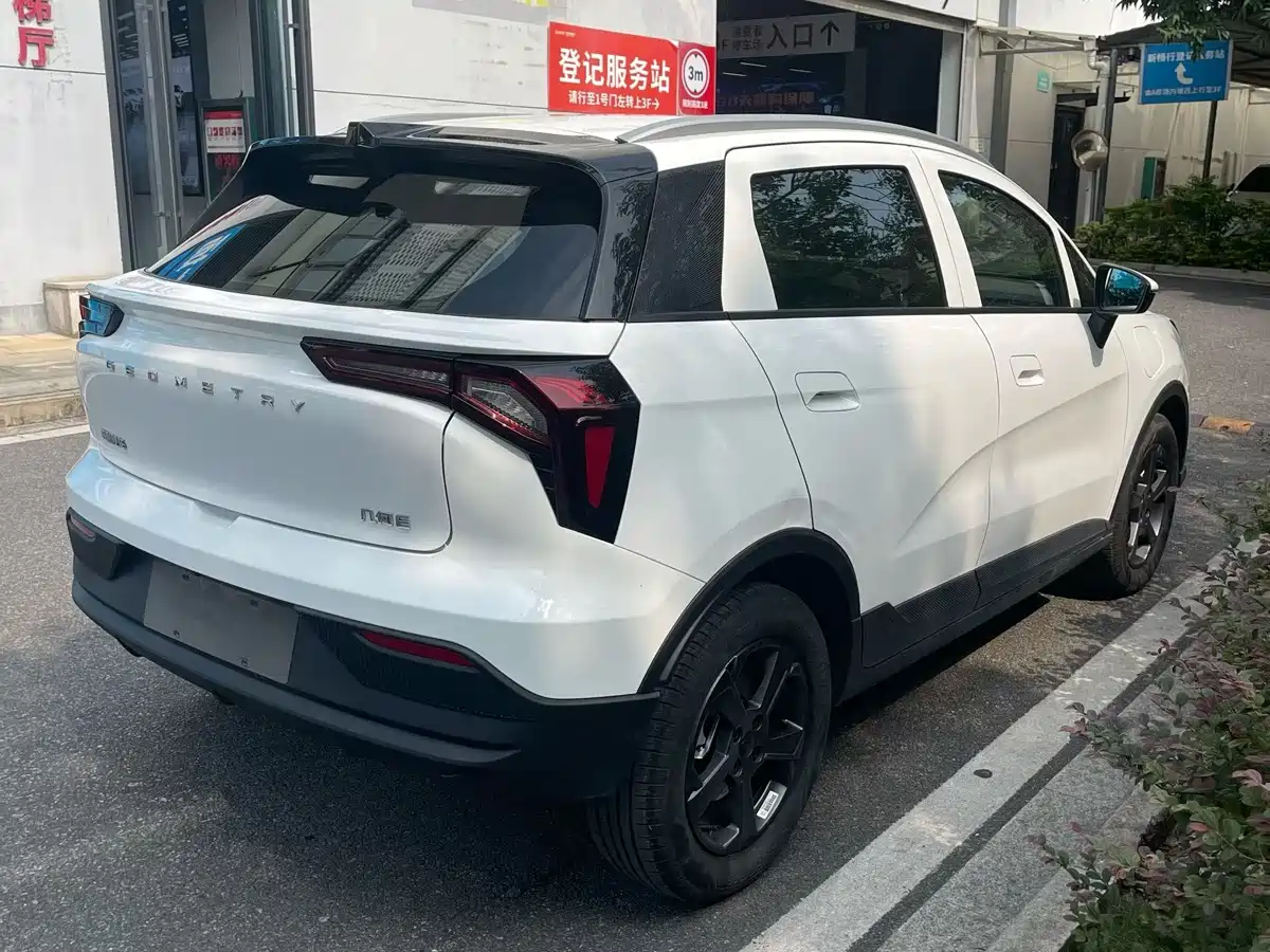 Фото 7 - Geely Geometry E Firefly