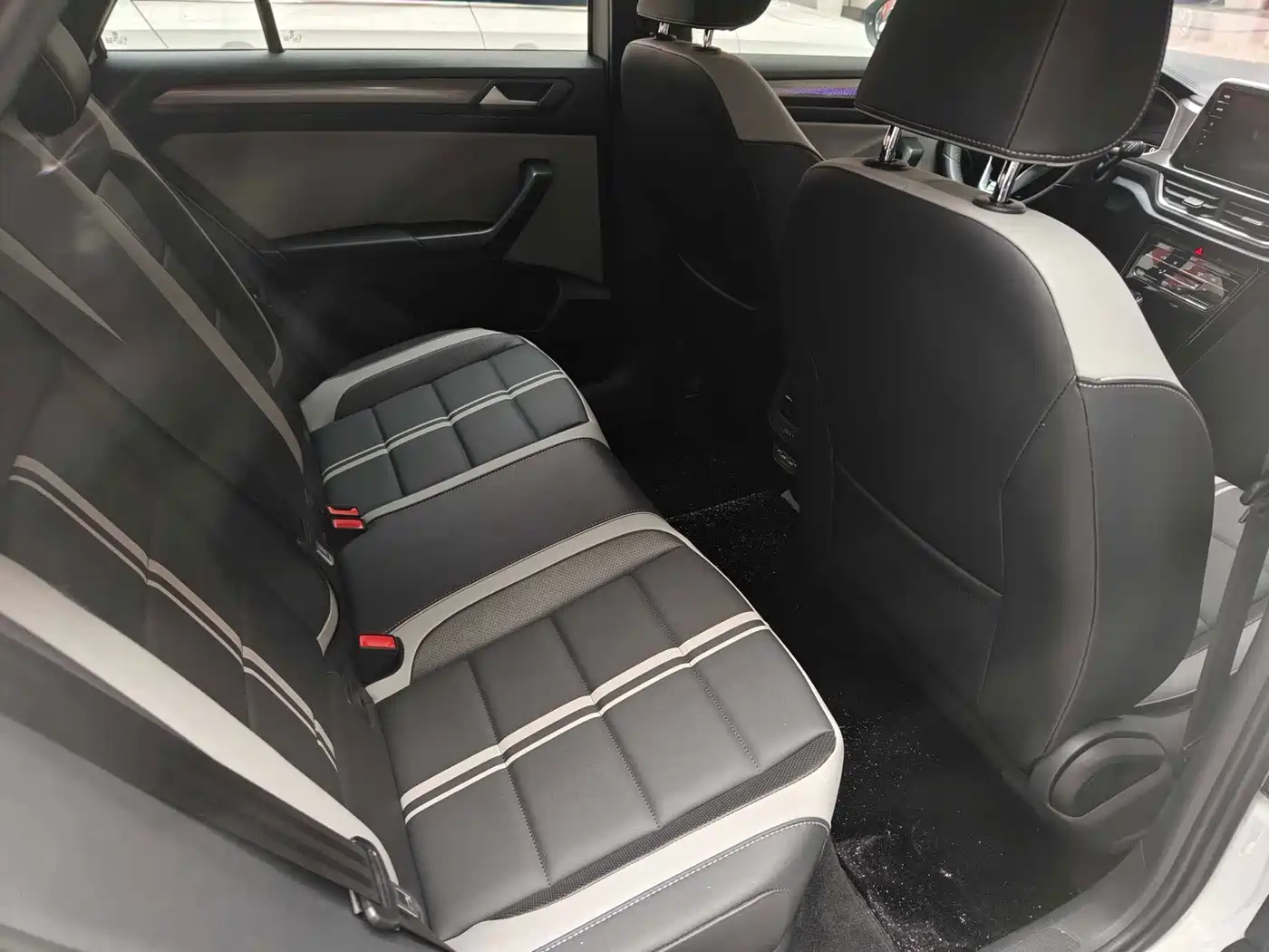 Фото 32 - Volkswagen T-ROC