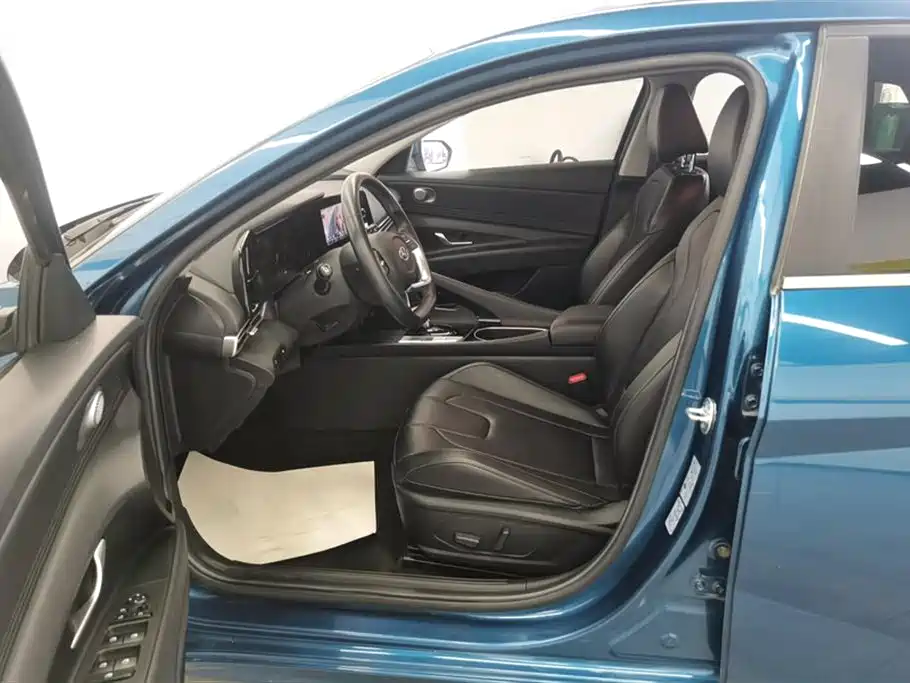 Hyundai Elantra 2021 1.5L CVT LUX Premium Edition фото 9