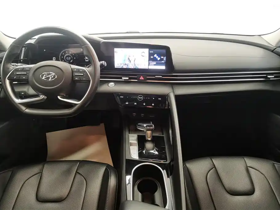 Hyundai Elantra 2021 1.5L CVT LUX Premium Edition фото 12
